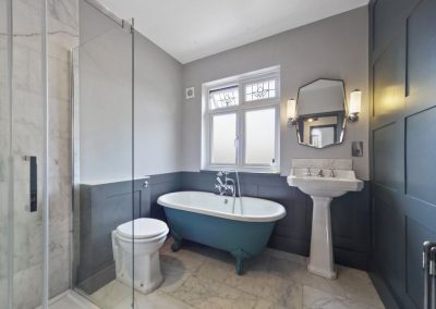 LeightonW10_bathroom_refurb_panelling_porcelainTiles_2021